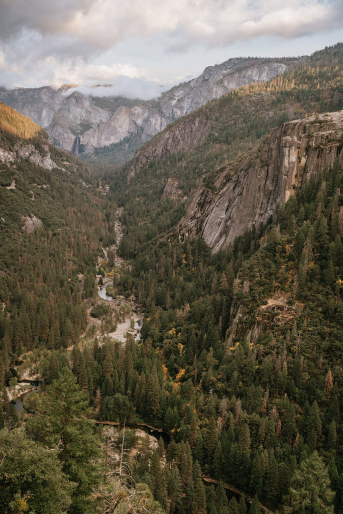 widok z tunelu widok na Park Narodowy Yosemite