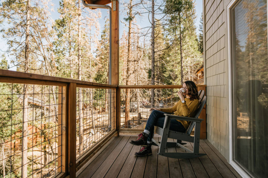 Rush Creek Lodge v Yosemitském národním parku, kabina balkon